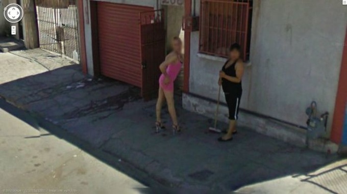 Девушки на Google Street View.