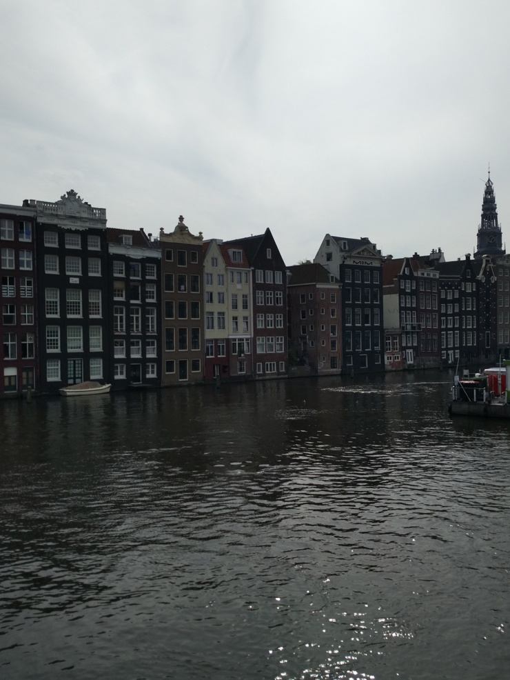 Амстердам: в окнах квартала красных фонарей появились мужчины | Европейская правда