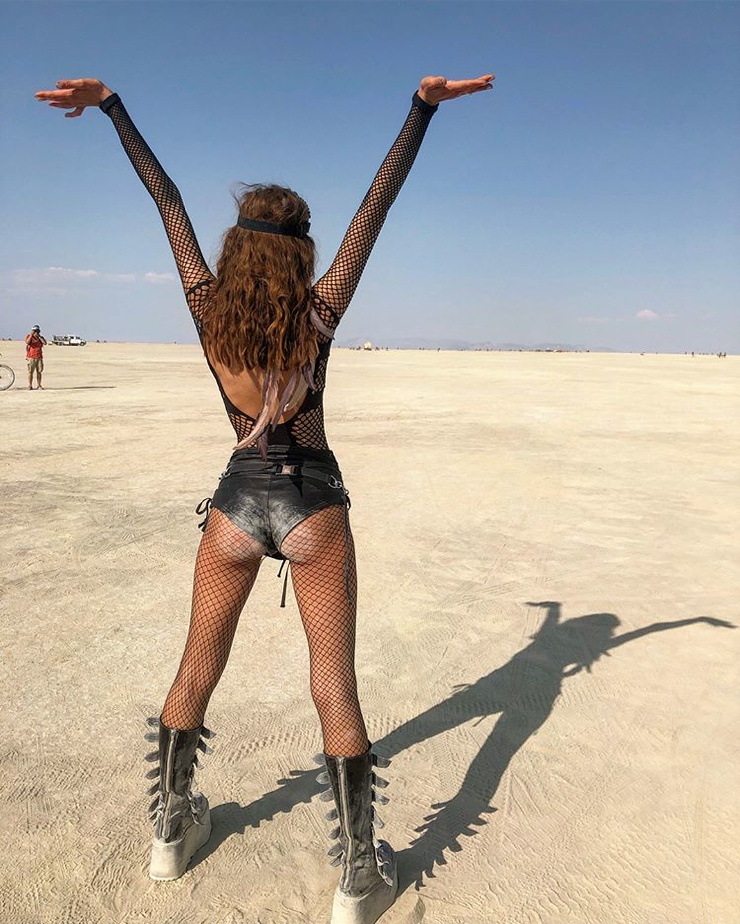 Cassidy Banks обнажается в пустыне
