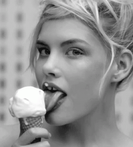 — Девушка, а девушка, купите мне мороженое…