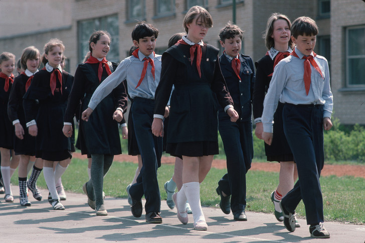 Кто придумал советскую школьную форму? Три вида фартуков и воротничков