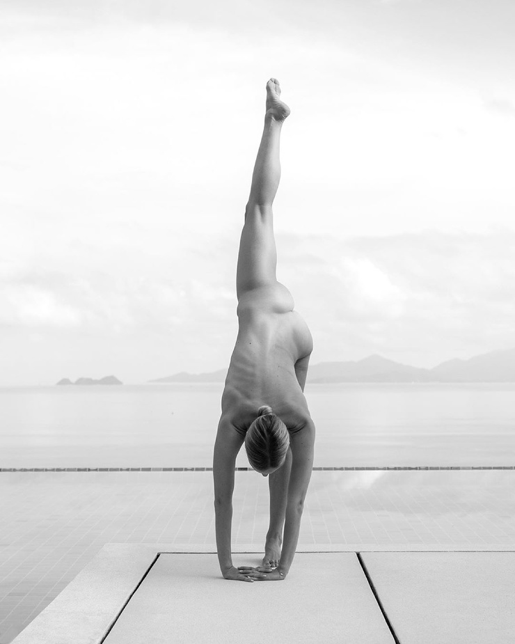 Новые фото из инстаграм-аккаунта Nude Yoga Girl.