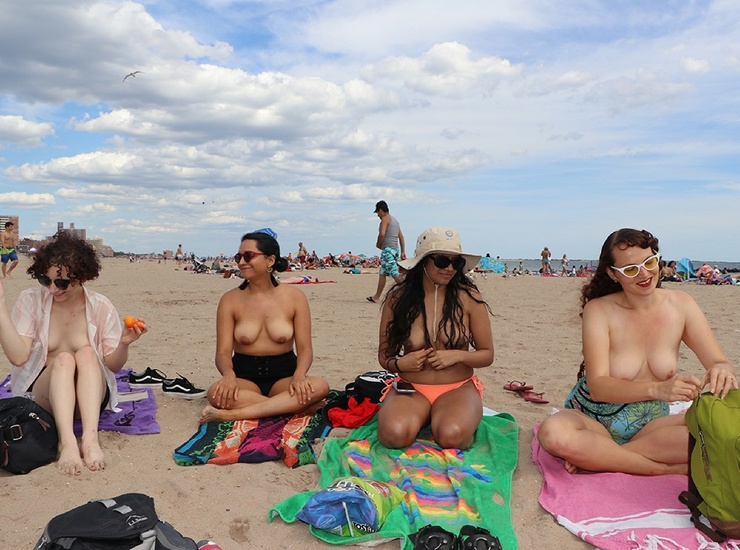 Топлес-акция на пляже в Кони-Айленде ❘ фото.