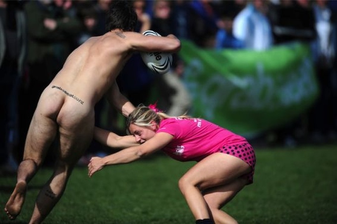 В Новой Зеландии состоялся «голый» матч по регби между мужчинами и женщинами (ФОТО)