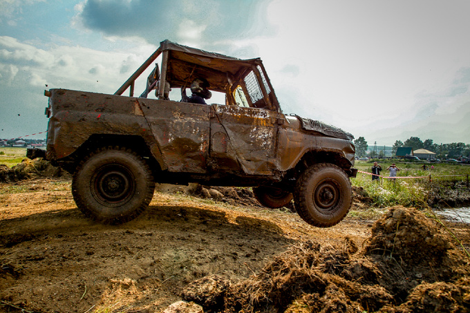 Jeep Wrangler 4 в грязи