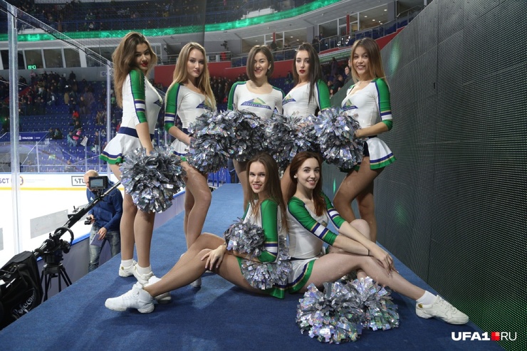 Девочки из группы поддержки / The Cheerleaders () 18+ Комедия, Спорт