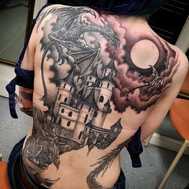 Девушка с большой татуировкой на спине (20 фотографий)