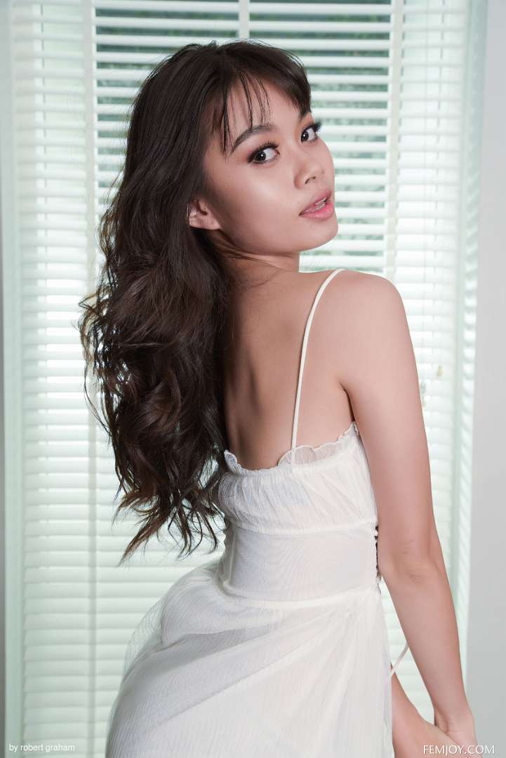 Хрупкая азиатская девушка с плоской грудью