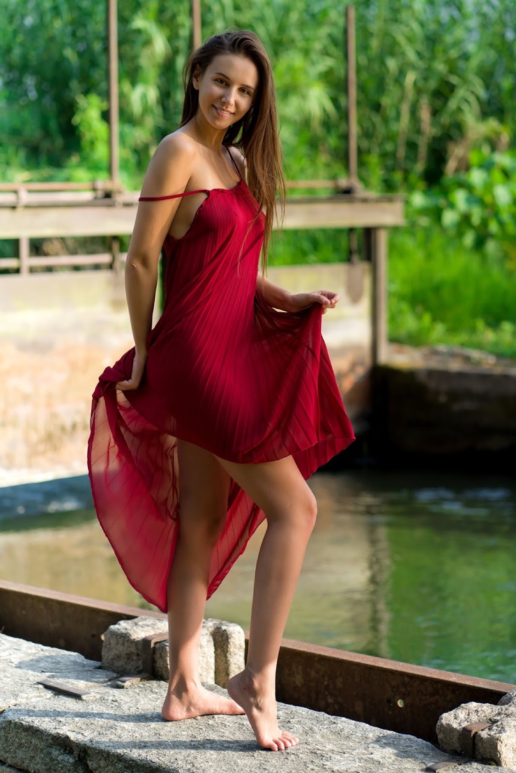 Девочка Дня : Алиса в в красном летнем платье ❘ 47 фото.