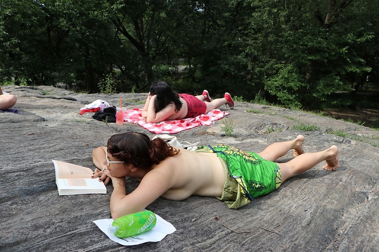 Очередные топлес-посиделки в парке Нью-Йорка.