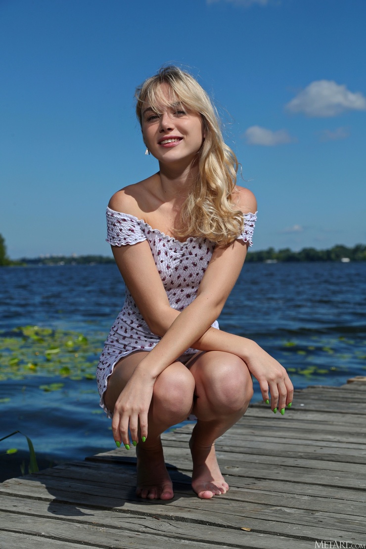 Девочка дня: Симпатичная блондинка разделась до гола на пирсе ❘ фото |  Екабу.ру - развлекательный портал
