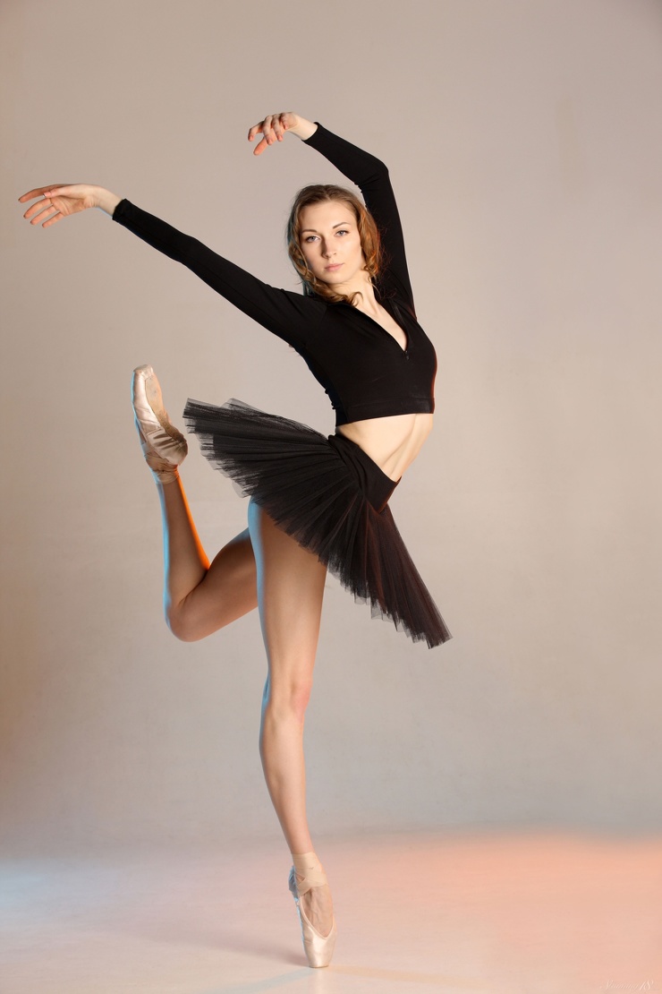 Девочка дня: Голая балерина с длинными ногами ❘ фото | Екабу.ру -  развлекательный портал