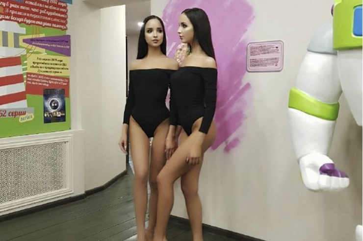 Белокурые близняшки показывают свои тела