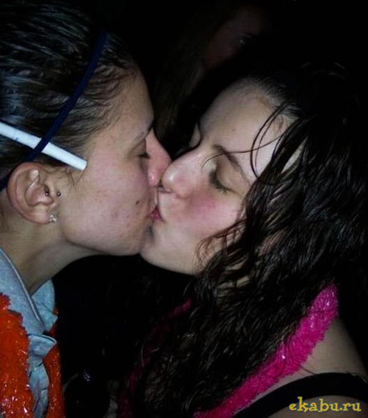Lesbians домашняя. Девушки целуются. Девочки целуются в засос.