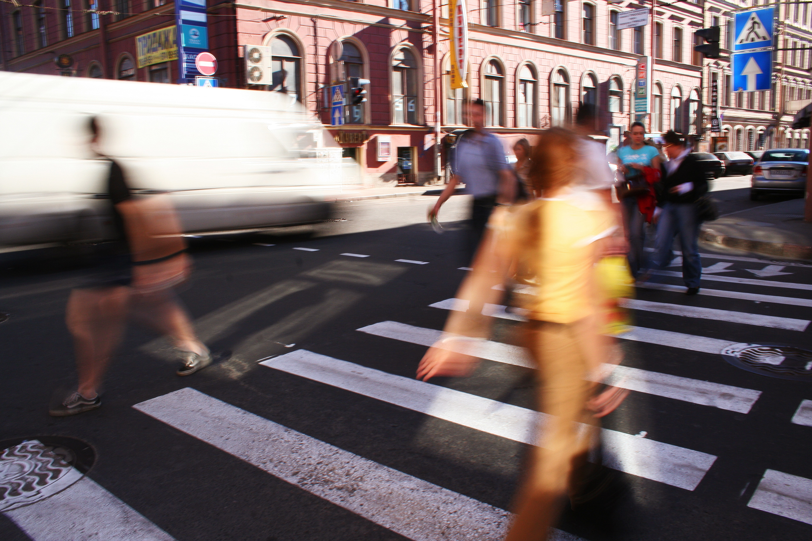 После длительного перехода люди очень. Пешеходный переход. Люди на переходе. Человек переходит дорогу. Светофор для людей.