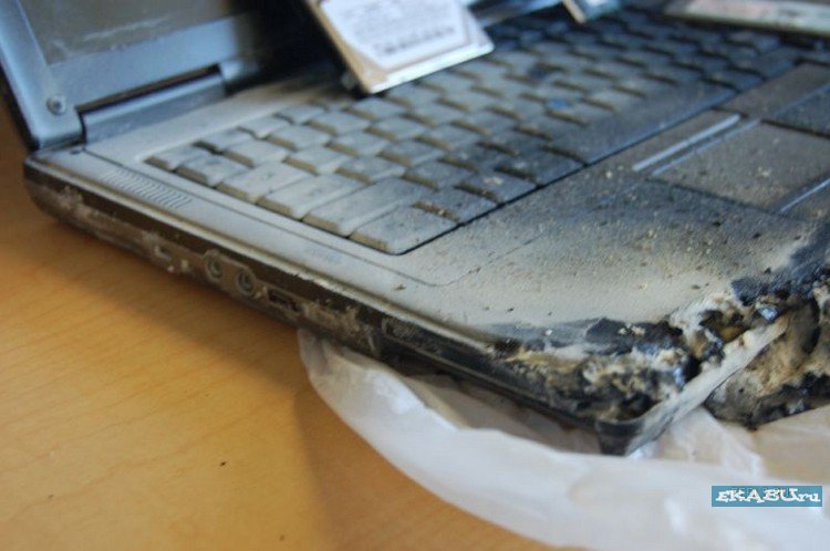 Горящий ноутбук леново. Сгоревший ноутбук. Сломанный ноутбук. Расплавленный ноутбук. Разбитый ноутбук.