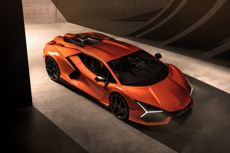 Видео: Lamborghini показала процесс сборки новейшего супергибрида Revuelto