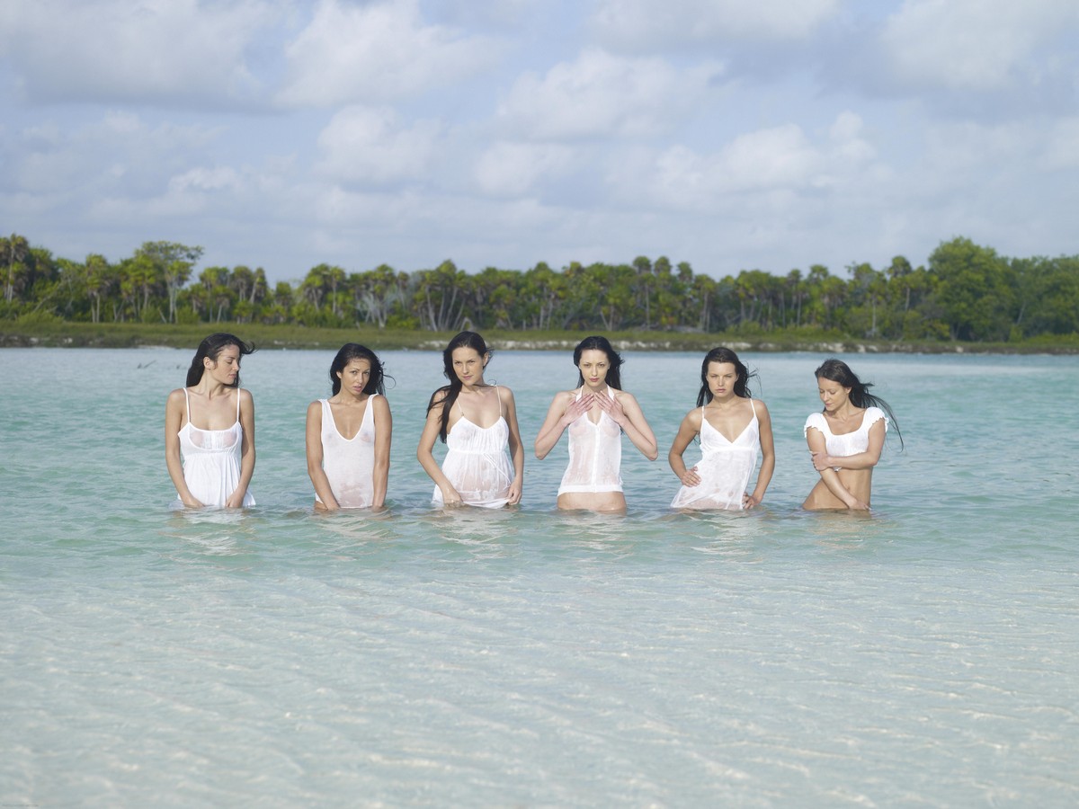 6 девушек позируют на пляже (24 фото) | Екабу.ру - развлекательный портал