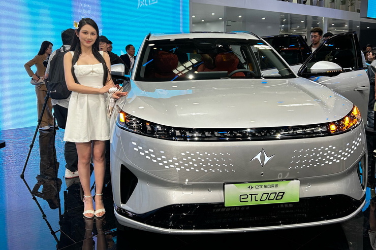 Девушки и автомобили: самые яркие персонажи Пекинского автосалона