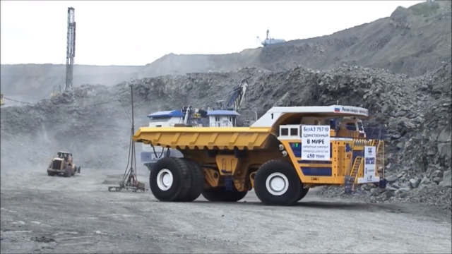 Титан на колесах: на что способен самый большой в мире грузовик