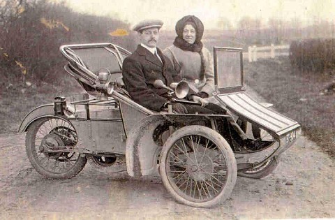 От трициклов к спорткарам: как два брата придумали модель знаменитого автомобиля и заработали целое состояние