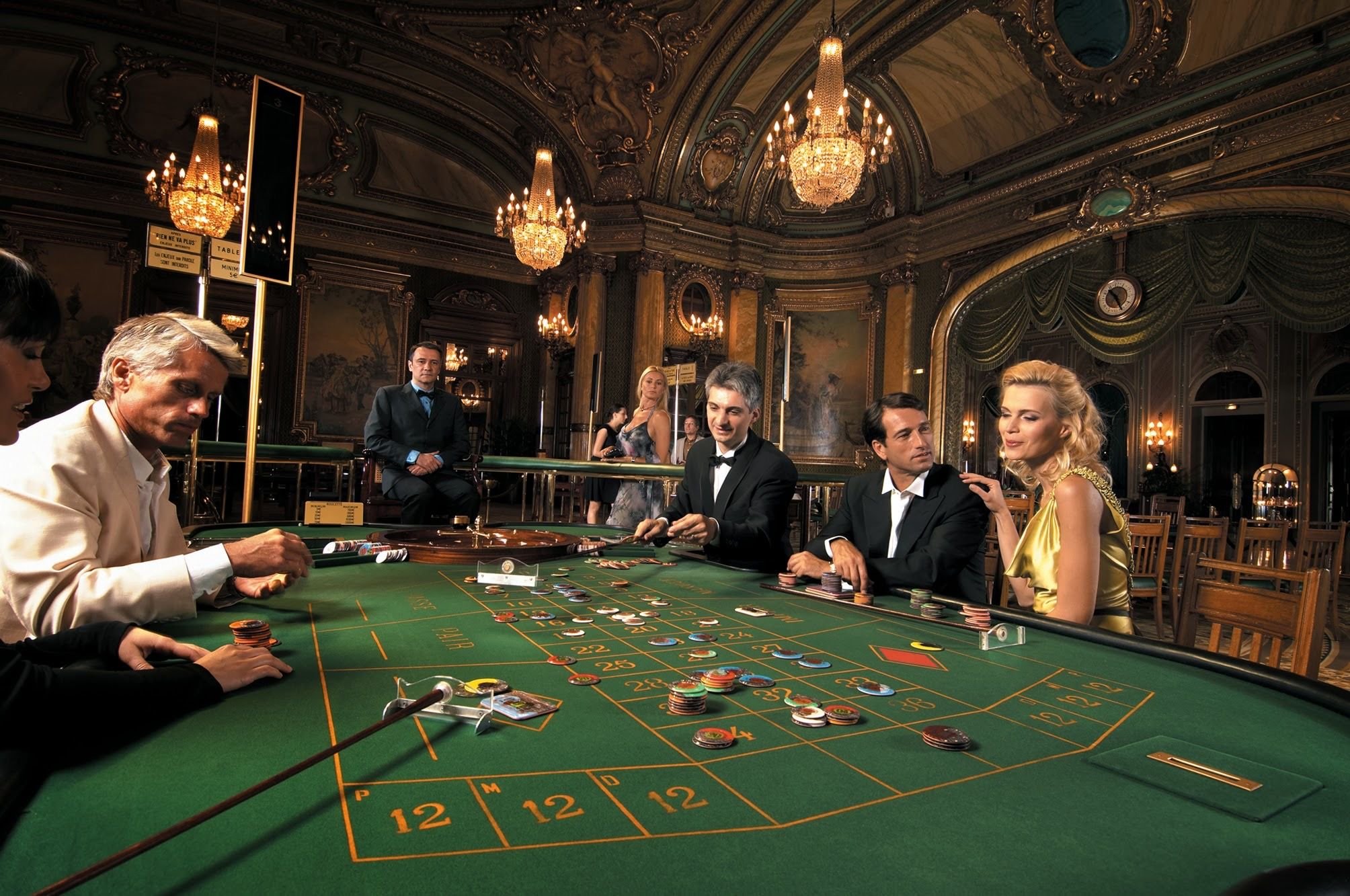 Играть в покер в россии. Монте-Карло Рулетка казино. Казино Монте Карло крупье.