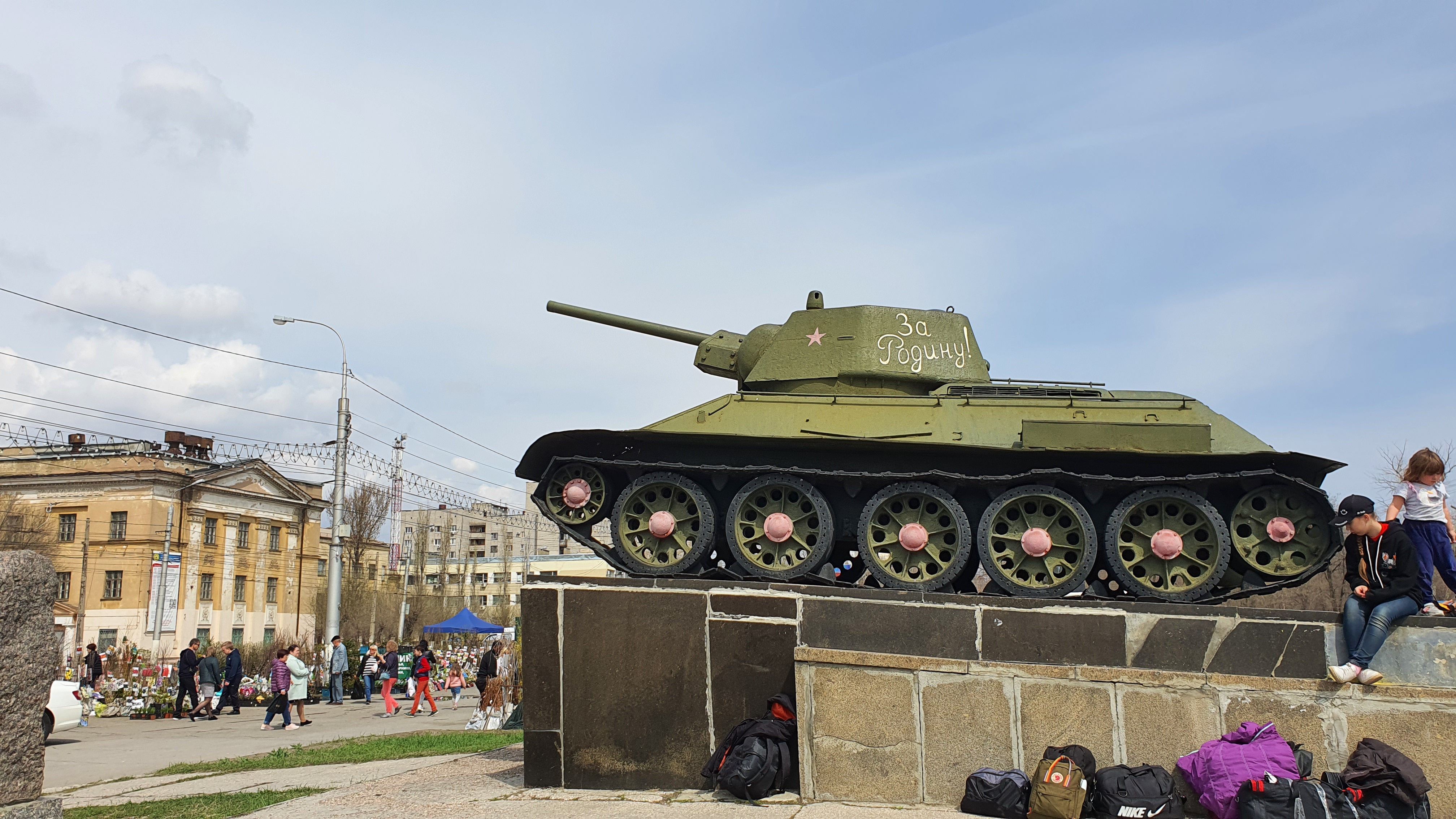 Легендарный танк т 34. Танк т-34 Волгоград. Танк т-34 на площади Дзержинского Волгоград. Памятник танк т-34 Волгоград. Танк т-34 в Тирасполе.