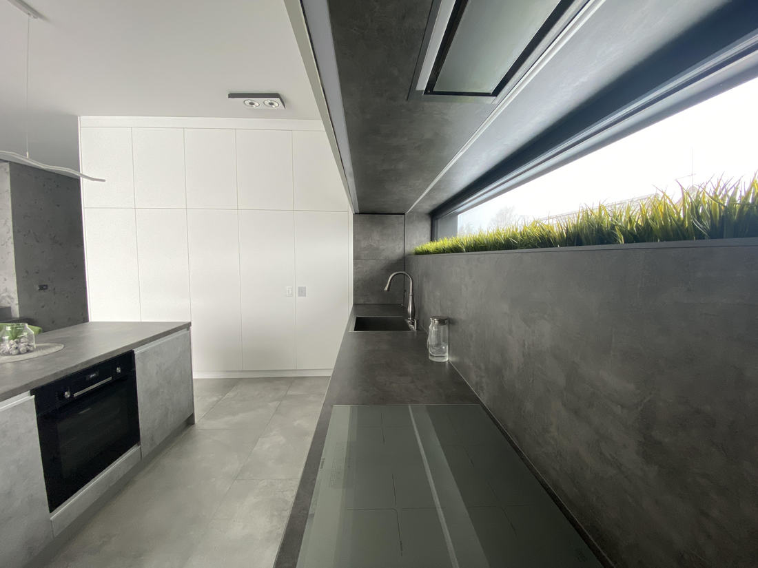 «Бетонная» кухня со встроенной в столешницу беспроводной зарядкой ...