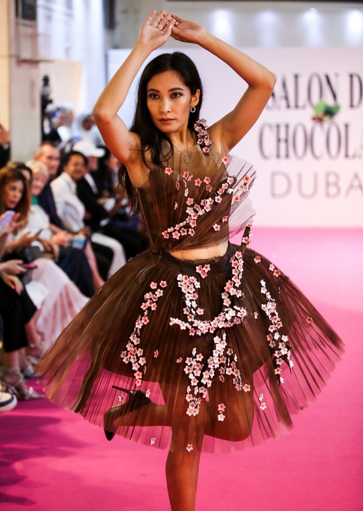 Показ платьев из шоколада на Salon du Chocolat в Дубае