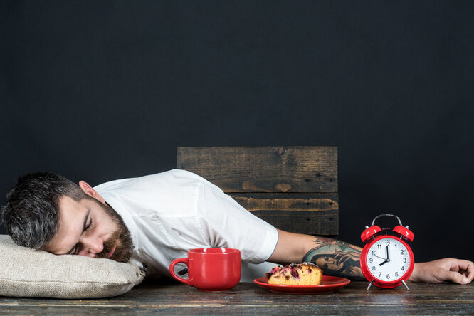 Почему вас клонит в сон после еды и как этого избежать
