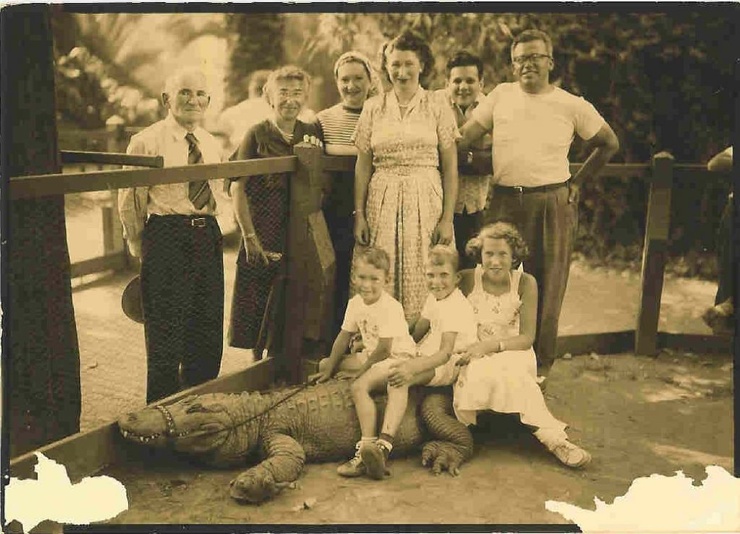 Пугающе очаровательно: фото детей верхом на аллигаторах