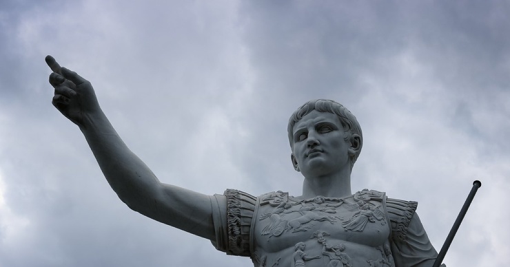 Почему салат «Цезарь» так называется и есть ли связь с римским императором