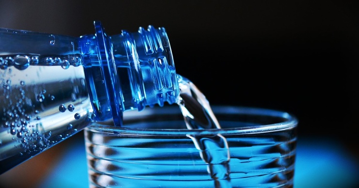 Правда ли, что нужно пить по два литра в день: 5 популярных мифов о воде