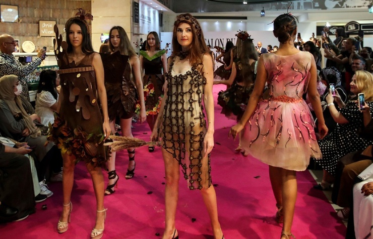 Показ платьев из шоколада на Salon du Chocolat в Дубае