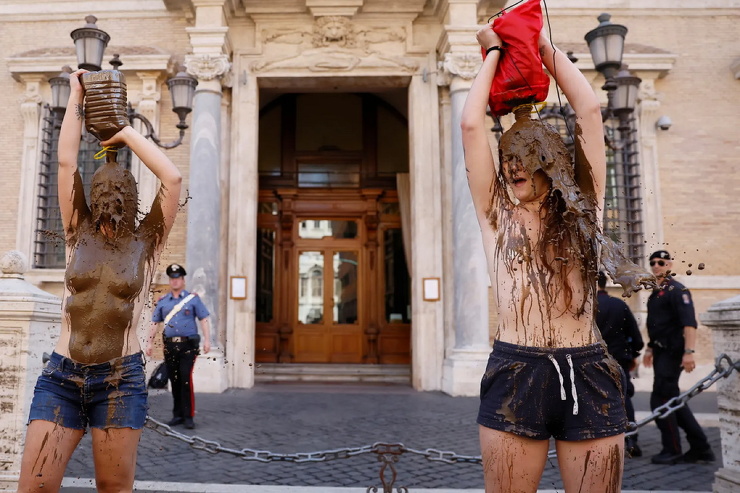 Климатические активисты устроили полуголую акцию протеста перед зданием Сената в Риме