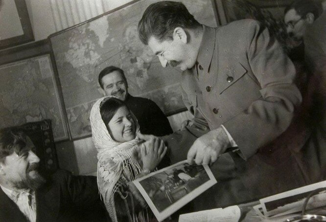 Мамлакат Нахангова: за что сам Сталин наградил таджикскую девочку с косичками и в тюбетейке