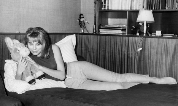 25 фото Мирей Дарк — той самой актрисы с декольте на спине из «Высокого блондина в черном ботинке»