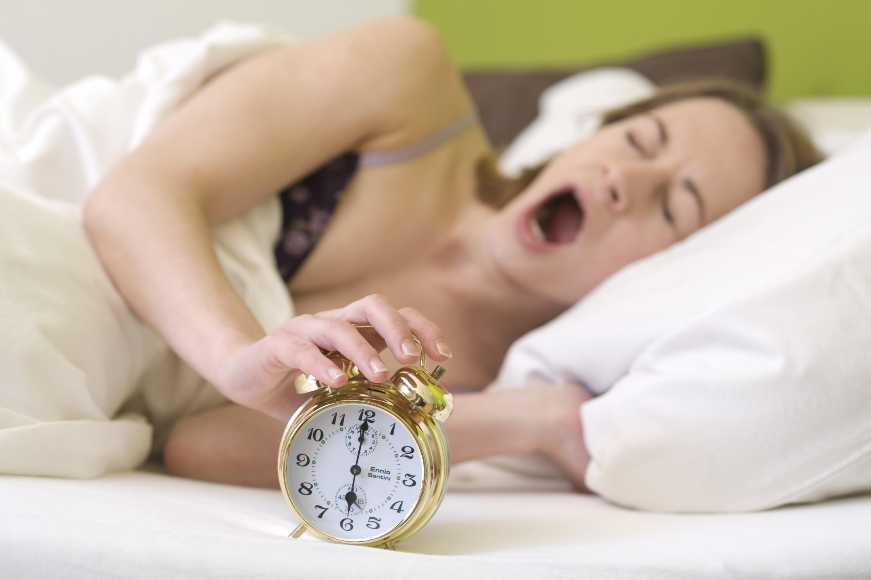 К вечеру поднимается до 38. Недостаток сна и давление. Спящий человек и физ активность. Дефицит сна картинка.