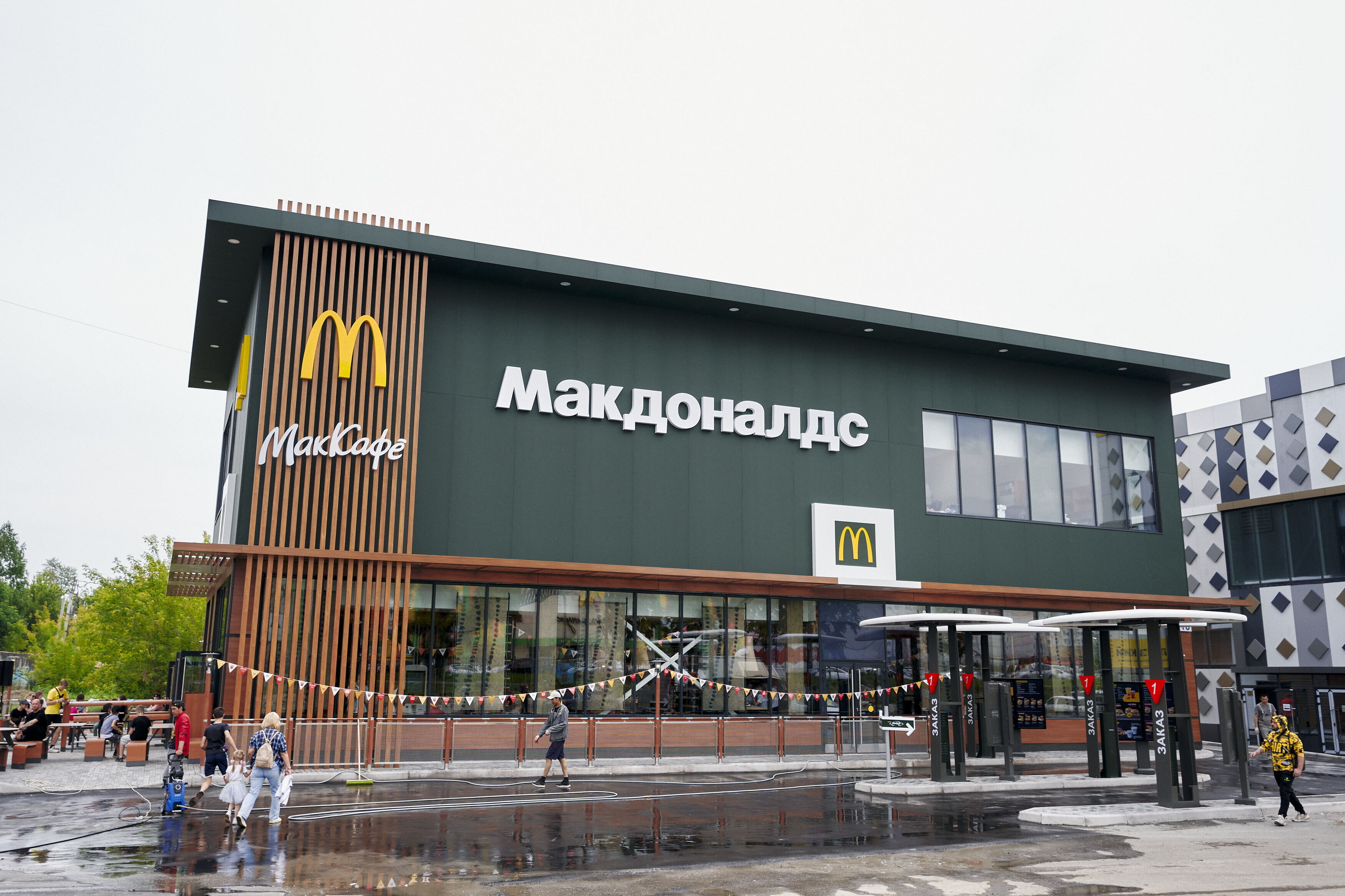 Ресторан mcdonald s. Макдональдс ресторан. Первый ресторан макдональдс. Макдональдс фото.