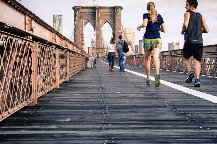 Какие физические нагрузки полезнее для здоровья — бег или быстрая ходьба