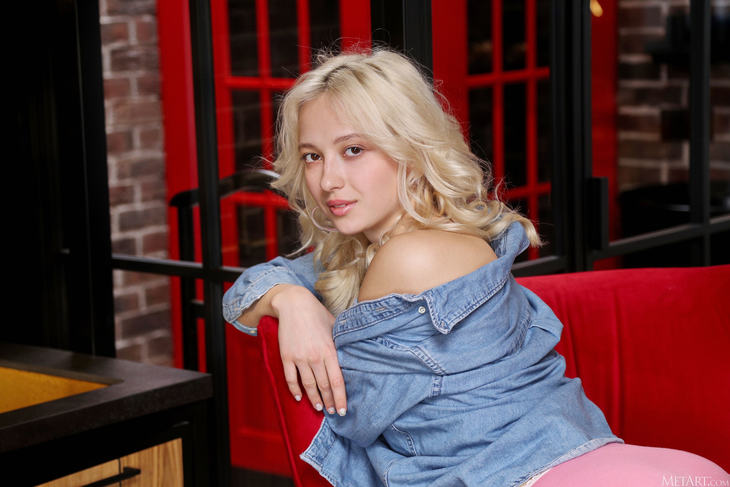 Очаровательная нежная милашка эротично снимает перед камерой всю свою одежд...