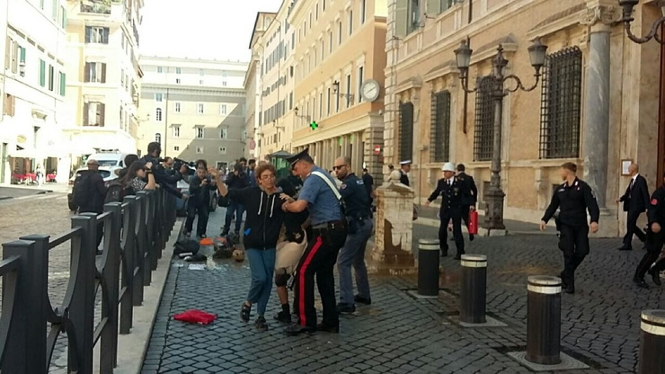 Климатические активисты устроили полуголую акцию протеста перед зданием Сената в Риме