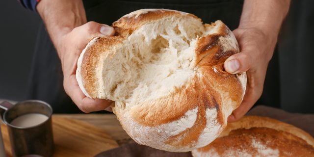 Как дольше сохранить свежесть хлеба и другой выпечки