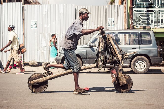 Как устроен чукуду, деревянное такси из Конго?