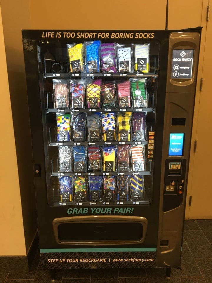 17 торговых автоматов, которые вышли на новый уровень и готовы предлагать людям больше, чем просто шоколадки (19 фото)