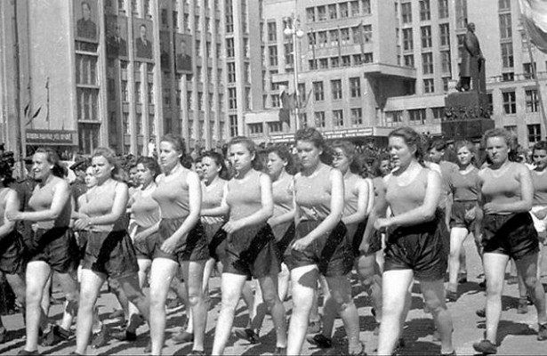 Почему советские женщины ходили в семейных трусах | Екабу.ру -  развлекательный портал