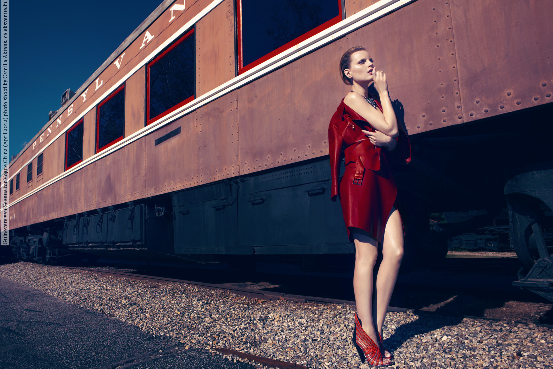 Стоковые фотографии по запросу Женщина ждет поезд